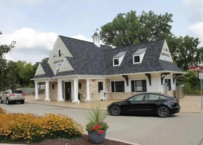 Modern With 2 Kings Half Mile To Dt *