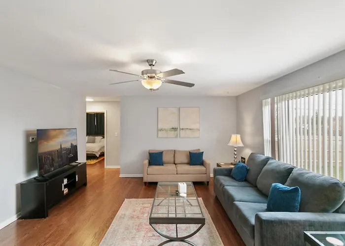 Modern With 2 Kings Half Mile To Dt Apartment *