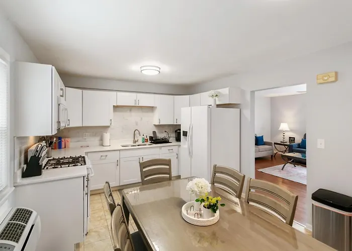 Apartment Modern With 2 Kings Half Mile To Dt Libertyville