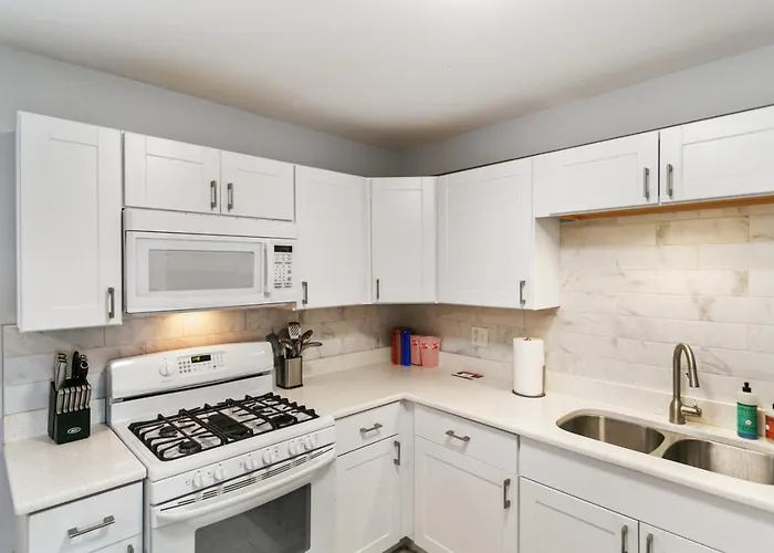 Modern With 2 Kings Half Mile To Dt Apartment