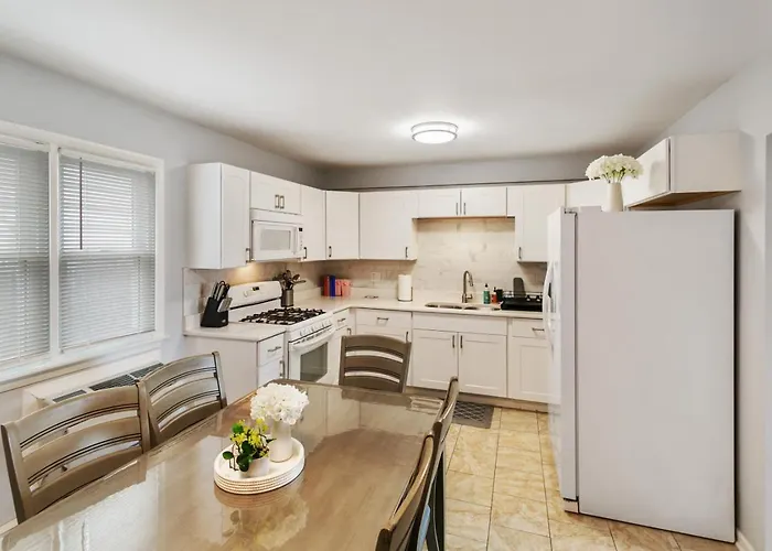 Apartment Modern With 2 Kings Half Mile To Dt *