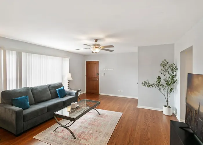 Modern With 2 Kings Half Mile To Dt Apartment Libertyville