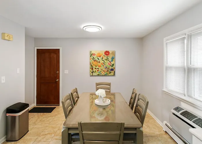 Modern With 2 Kings Half Mile To Dt