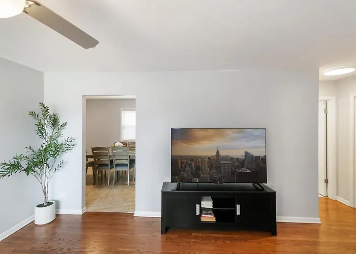 Apartment Modern With 2 Kings Half Mile To Dt