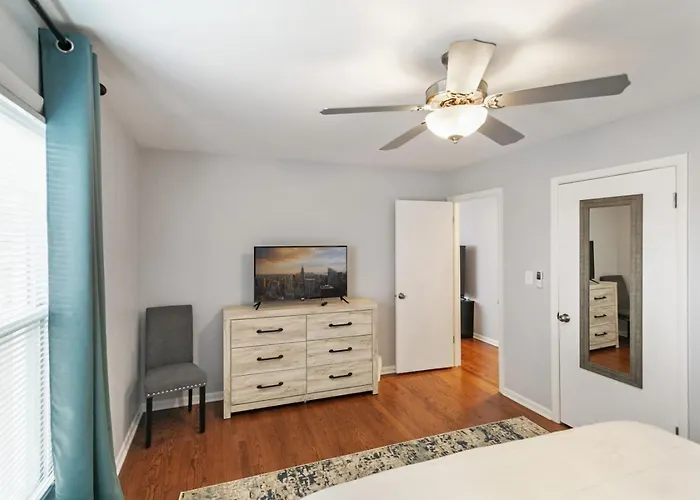 Modern With 2 Kings Half Mile To Dt Apartment Libertyville
