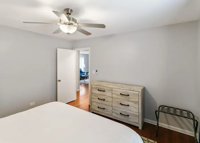 Apartment Modern With 2 Kings Half Mile To Dt Libertyville