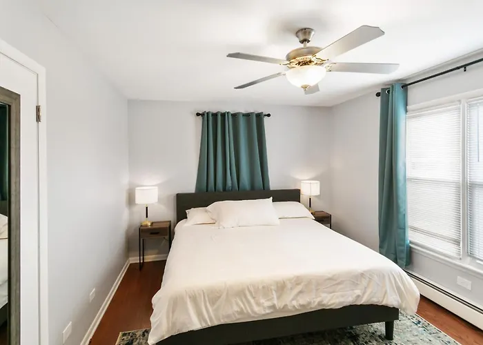 Modern With 2 Kings Half Mile To Dt Apartment