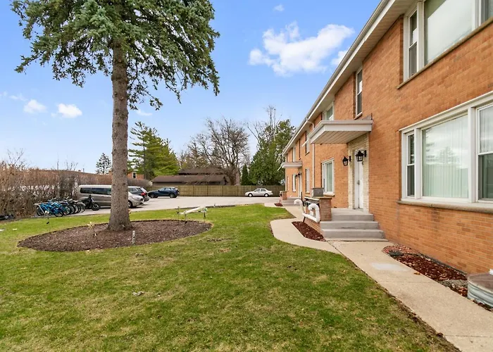 Modern With 2 Kings Half Mile To Dt *